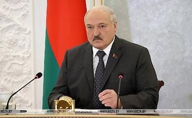 Лукашенко ударили клюшкой по лицу во время хоккейного матча