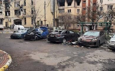 Разрушенные дома и сгоревшие машины: украинцы расчищают Ирпень
