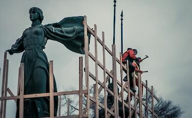 Как защищают памятник основателям Киева (фото)