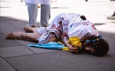 Украинки со следами &laquo;крови&raquo; вышли на протест против насилия