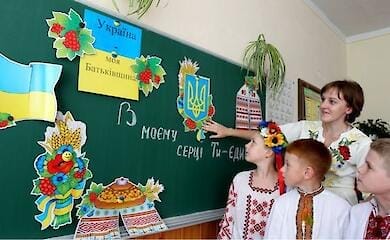 Освітяни на тимчасово окупованих територіях будуть отримувати зарплати