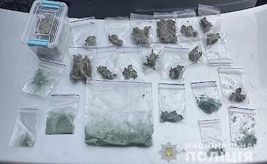 В Києві хлопець зберігав наркотики: його затримали