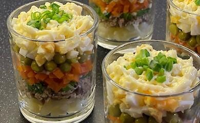 Как просто приготовить слоеный салат со шпротами