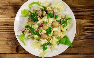 Как просто приготовить салат с грибами