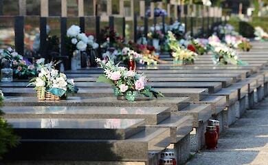 В Киеве на время войны запретили посещать кладбища