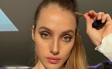 21-летняя британка отказалась от карьеры нейробиолога, чтобы стать звездой OnlyFans
