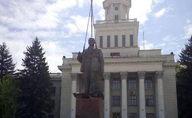 Оккупанты установили в Каховке монумент Ленину