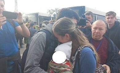 Журналісти показали фото маріупольців із Азовсталі, які прибули до Запоріжжя