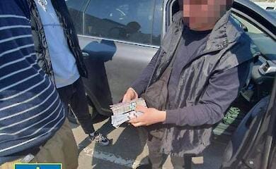 Двоє чоловіків крали гуманітарії. Їх викрили та затримали