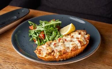 Как приготовить горячие бутерброды с рыбой, грибами и сыром