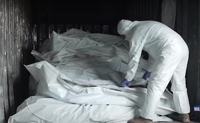 Появилось видео с рефрижераторами, забитыми телами российских военных