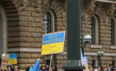 Я не хочу вмирати від бомби, - мешканка Маріуполя розповіла, як рятувала онуку