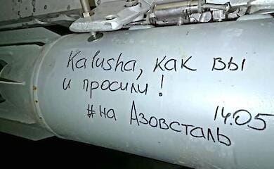 Заздрість та помста: окупанти скидають на Азовсталь бомби з посланнями