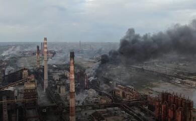 Росіяни розповсюджують фейк, що з Азовсталі вийшли військові з білим прапором