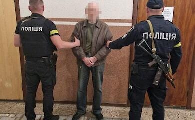В Киеве мужчина набросился с ножом на прохожего