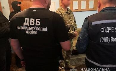 Помогал уклонистам бежать за границу: полицейские задержали работника военкомата