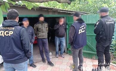 Поліція затримала організаторів незаконного «трансферу» чоловіків за кордон