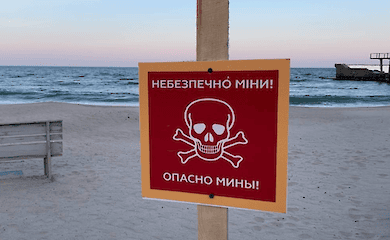 Три людини підірвалися на російській міні у селищі Лазурне