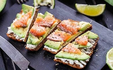 Як приготувати смачний бутерброд з сьомгою та авокадо