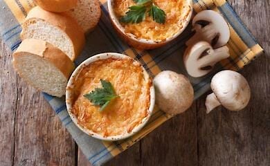 Жульен с ветчиной и сыром: простой рецепт
