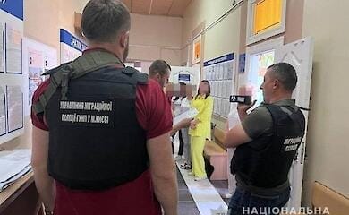 В Києві затримали шахраїв, які легалізували іноземців через фіктивні шлюби
