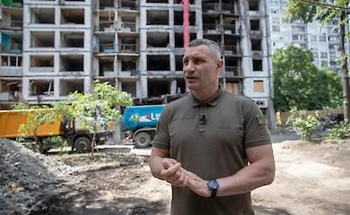 В Києві відновлюють будинок, в який влучила російська ракета