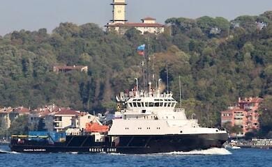 Українські військово-морські сили підбили російський буксир. ВІДЕО