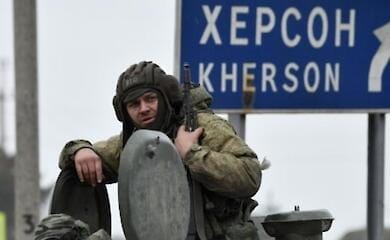 Російські загарбники займають залишене херсонцями житло