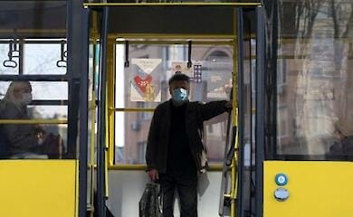 У Києві відновили контактну лінію тролейбусів, яку пошкодили російські обстріли