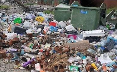 Тони сміття продовжують залишатися неприбраними на вулицях Маріуполя