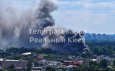 В Киеве вспыхнул мощный пожар