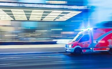 В Днепре молодую женщину на производстве сладостей затянуло в станок