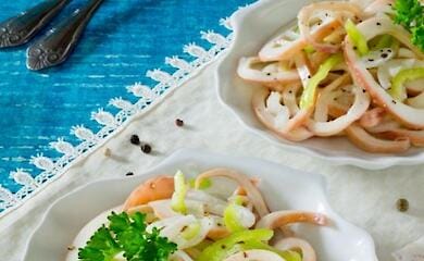 Як приготувати салат з кальмарами