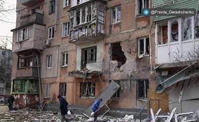Лягають під трактори: у Маріуполі місцеві жителі виходять на акції протесту