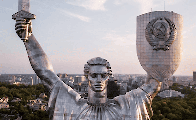 Министерство культуры запустило опрос "Что делать с гербом СССР на щите Родина-Мать?"