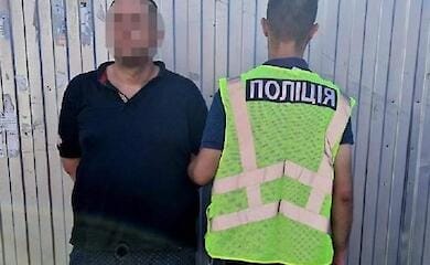 Таксував та продавав наркотики: в Києві затримали зловмисника
