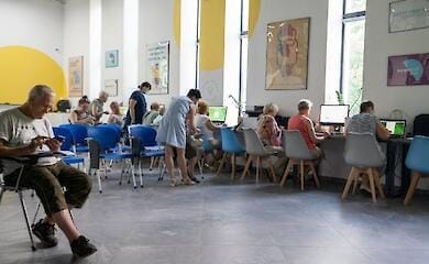 У Києві пенсіонерів навчають онлайн-оплаті комуналки