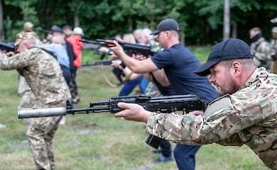 В Киеве начали обучать цивильных обороне
