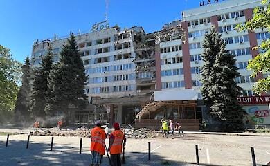 Россияне снова обстреляли Николаев. Есть раненные. Разрушена гостиница и торговый центр