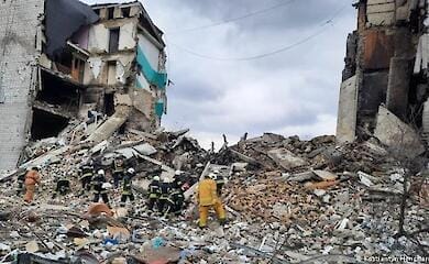 Окупанти залучають пенсіонерів до розбору завалів