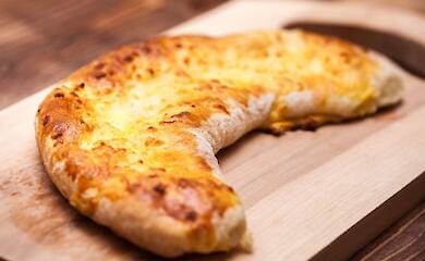 Як приготувати хачапурі з сиром та яйцями