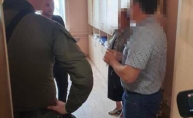 Обікрали киян на 200 тисяч грн: затримали горе-посадовців