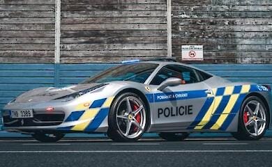 Поліція Чехії конфіскувала у бандитів Ferrari. Тепер на цьому авто патрулює вулиці