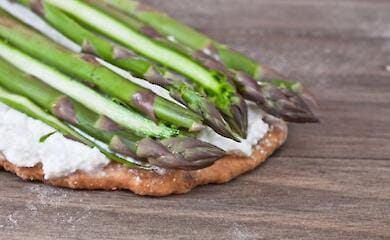 Як приготувати вегетаріанські коржики зі спаржею