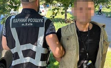 Выхватил телефон из рук пассажира: в Киеве задержали грабителя