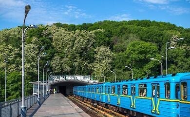 У Києві наземний громадський транспорт зупинятиметься на час повітряної тривоги
