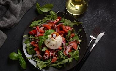 Як приготувати салат з помідорами, руколою та бурратою