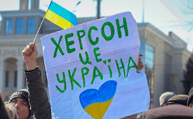 Житель Херсона із плакатом: "Херсон - це Україна"