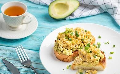 Розповідаємо, як приготувати тости з пастою з авокадо та яйцями скрембл