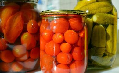 Домашня консервація: експерти розповіли про смертельний ризик